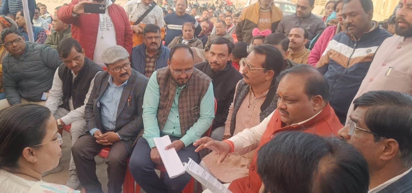 शाहजहांपुर में जीआईसी खेल मैदान पर धरने पर बैठे शिक्षकों से वार्ता करते विधायक व बीएसए दिव्या 