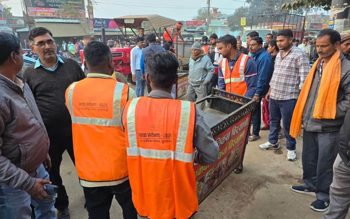  शहर के बस स्टेशन पर सड़क की पटरी से अतिक्रमण हटाते नगर पालिका कर्मी। स्रोत-नगर पालिका