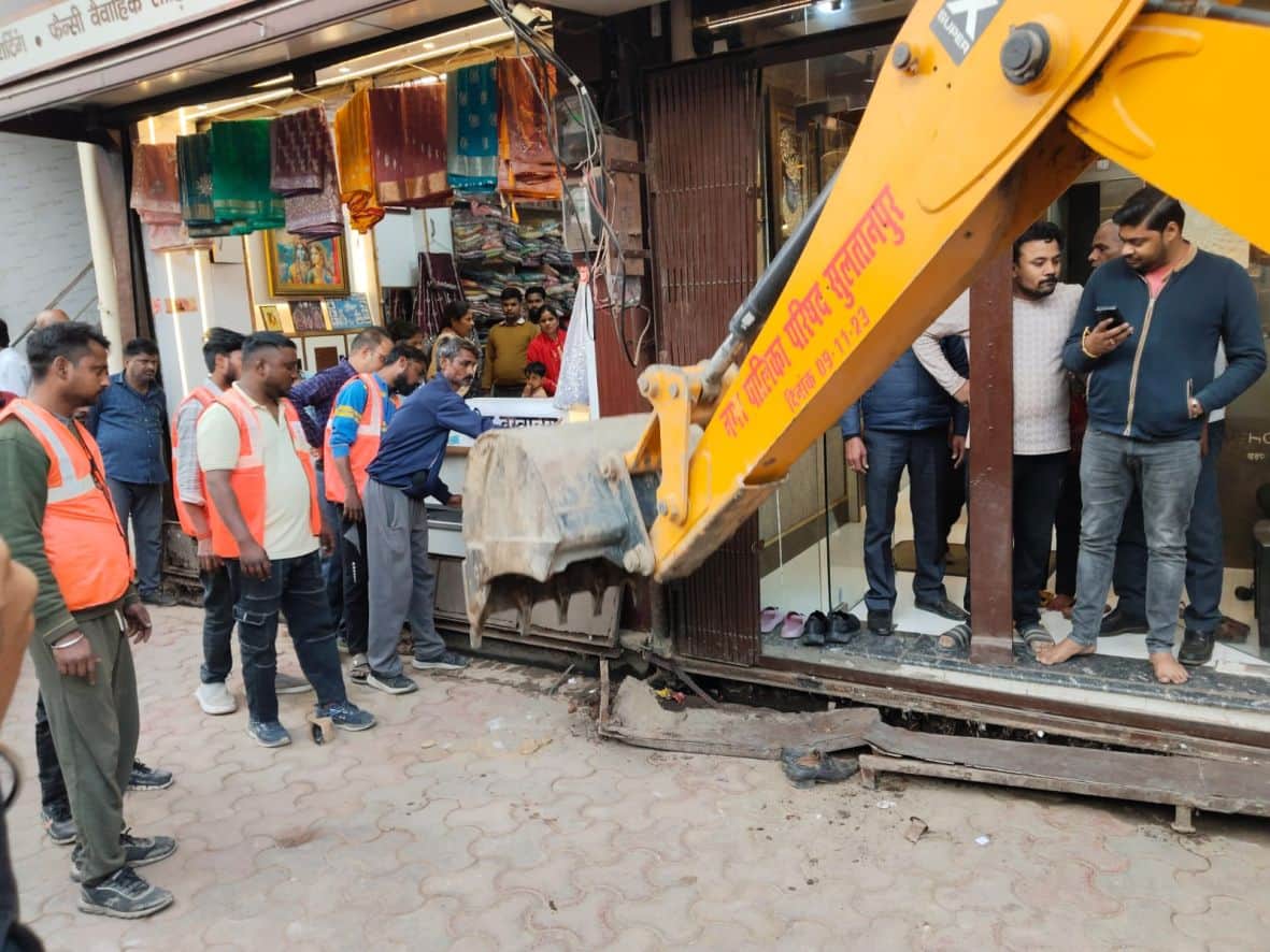  शहर के चौक में सड़क की पटरी पर हुए अवैध कब्जे को तोड़ती जेसीबी। -स्रोत-नगर पालिका