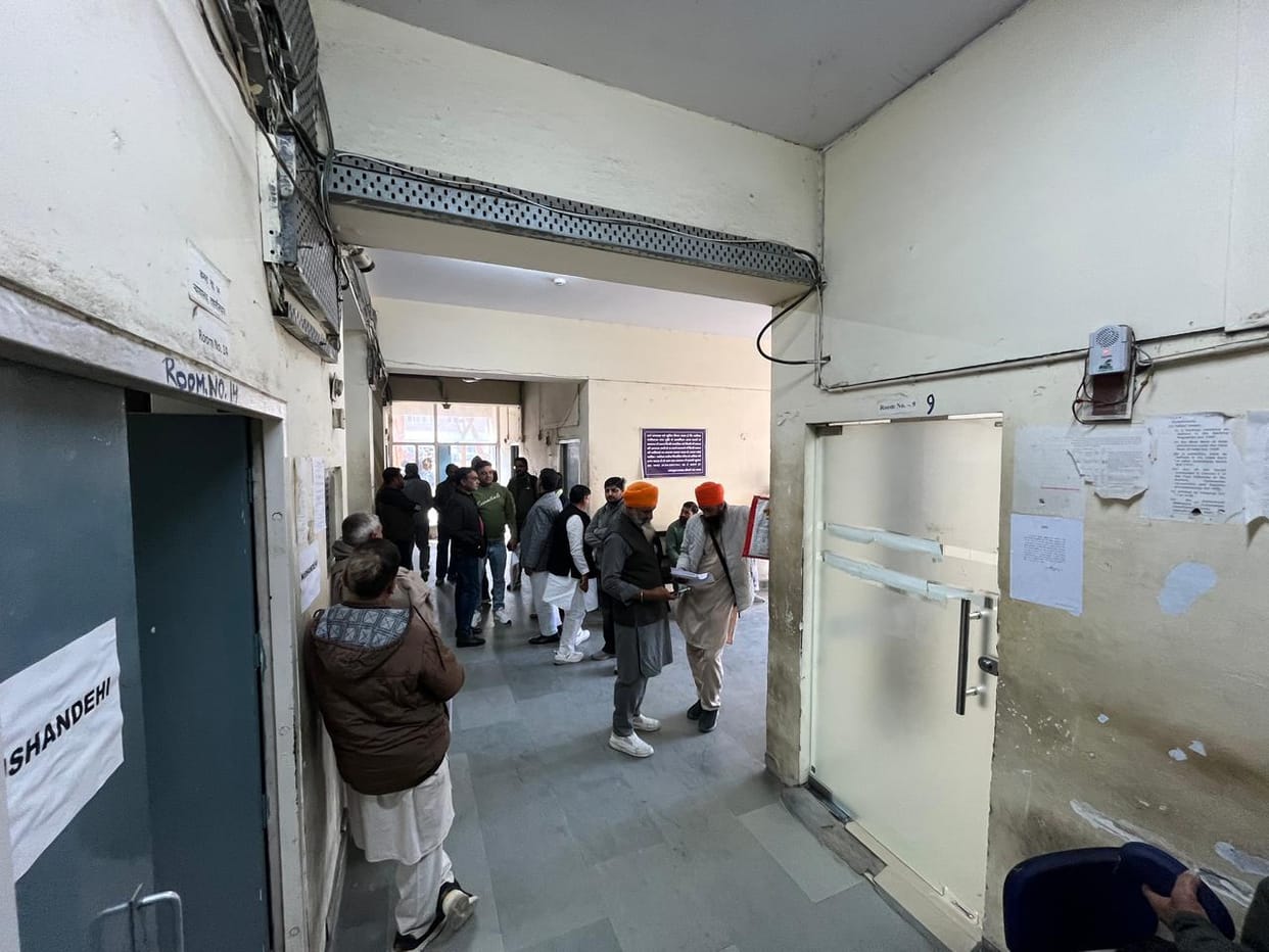 The Tehsildar and Naib did not arrive until 12:30 pm, and the complainants remained in queues.