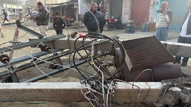 Transformer And Pole Fell Along Nh In Muzaffarpur Bihar Causing Power ...