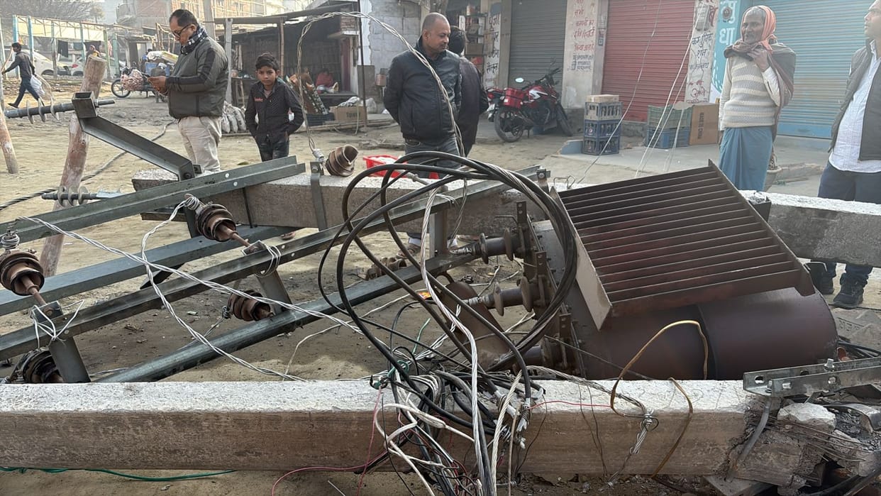 transformer and pole fell along NH in Muzaffarpur Bihar causing power outage due to loose wires