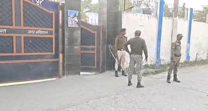 दो छात्रावास के छात्र आपस में भिड़े