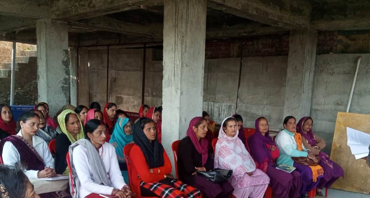 धमड़ियाण पंचायत में आयोजित ग्राम सभा में उपस्थित महिलाएं। संवाद