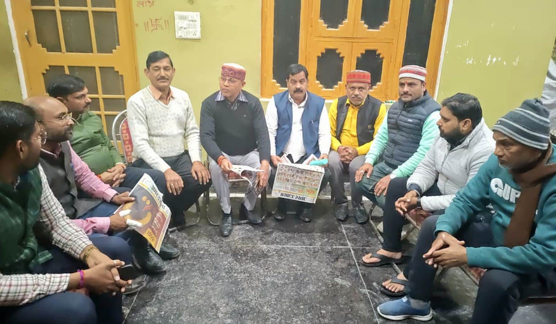 उत्तर प्रदेशीय प्राथमिक शिक्षक संगठन के जिला कार्यालय पर अमर उजाला अखबार हाथ में लेकर चर्चा करत