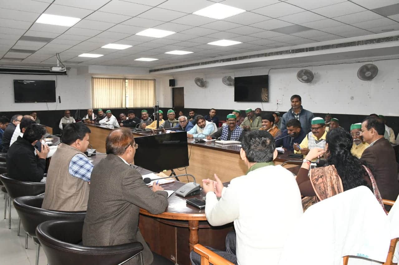 विकास भवन के गांधी सभागार में किसानों के साथ बैठक करती जिलाधिकारी दिव्या मित्तल