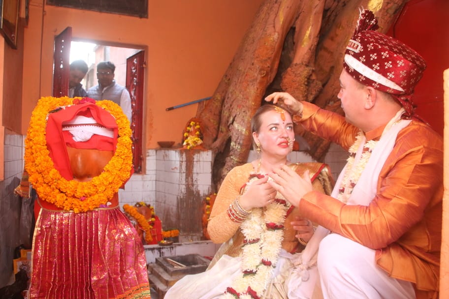 Russian couple got married at Dashashwamedh Ghat, Kashi residents gave away their daughter in marriage