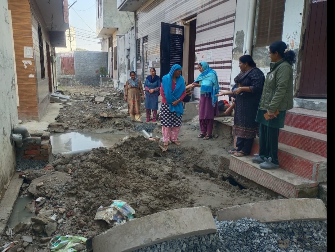 Street construction in Krishna Colony has been stalled for 20 days, sewer lines have broken, and no solution has been found.