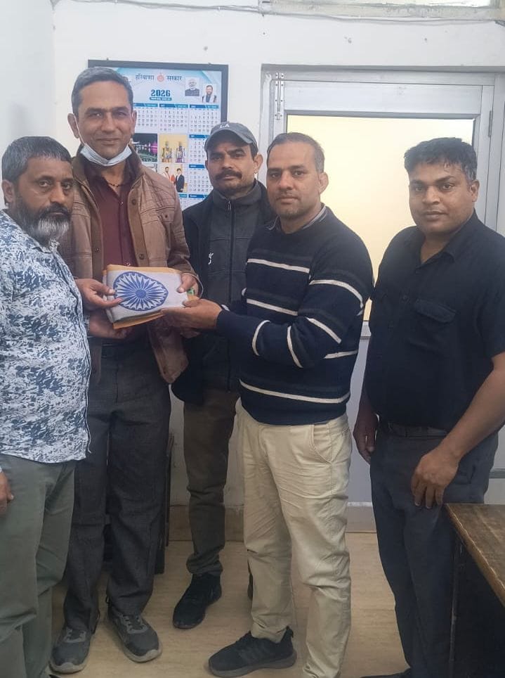Tricolours handed over under the campaign 'My Flag, My Pride'