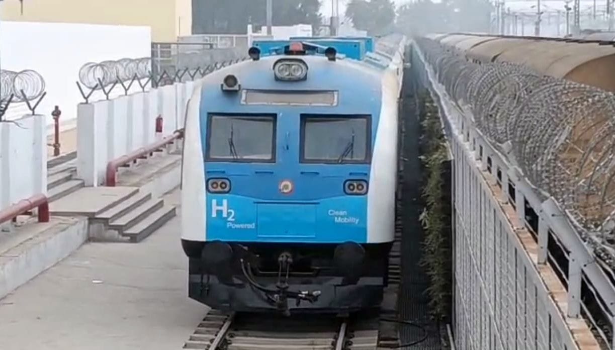 Gas imported from abroad for hydrogen train trials.