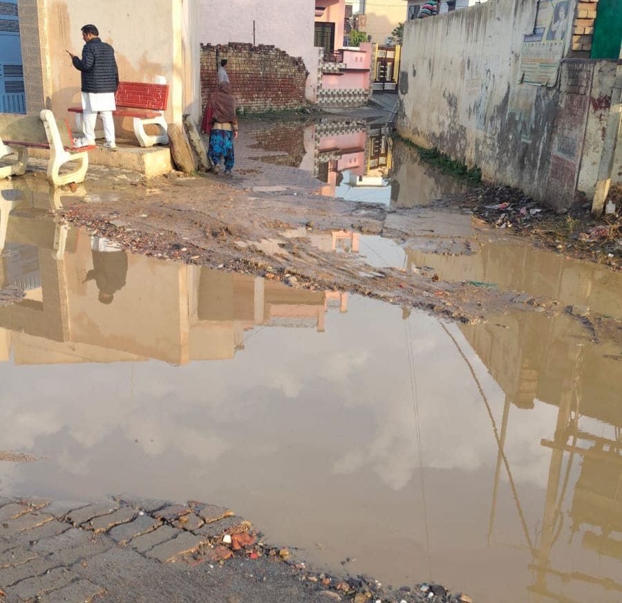 Waterlogging on the roads caused difficulties for people in commuting.