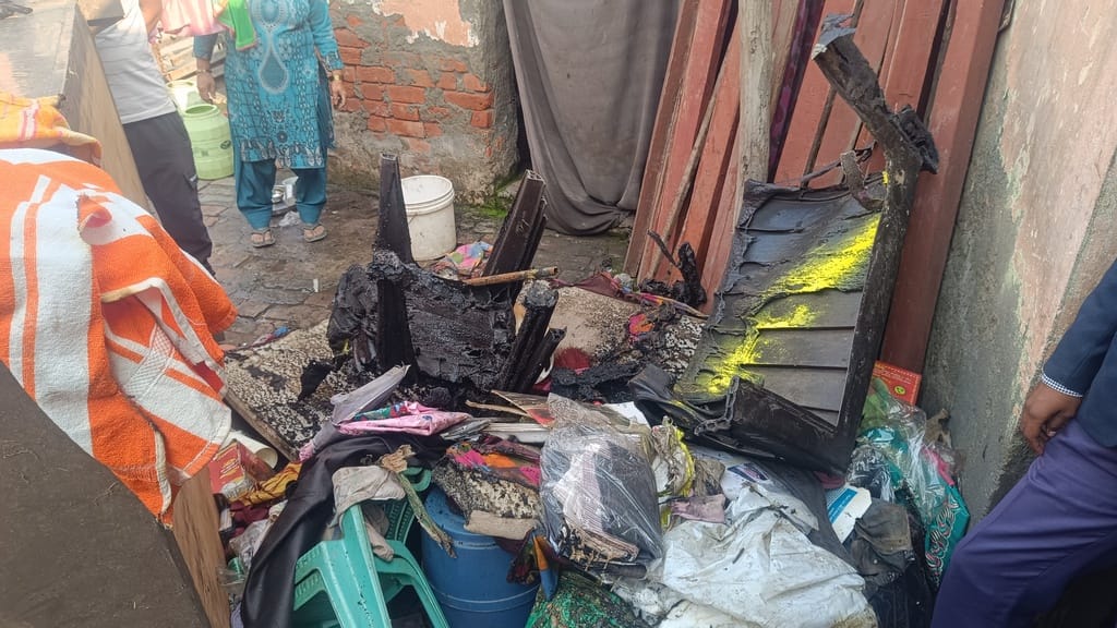 A short circuit caused a fire in the house, burning the contents.