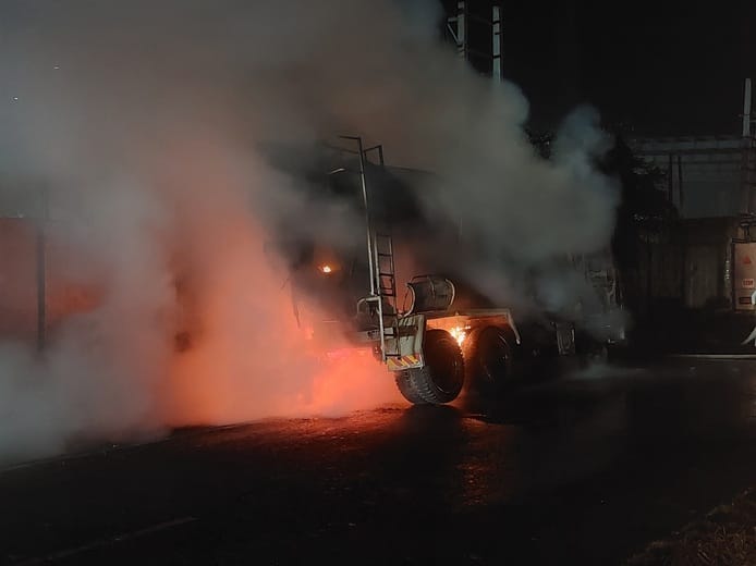 RMC vehicle catches fire, major accident averted