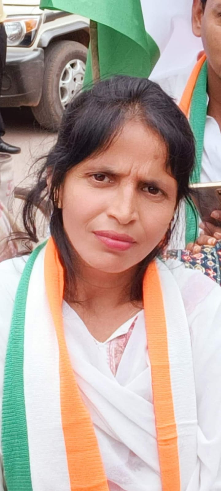 A woman Congress worker attempted self immolation in front of the police sustaining serious burns in Durg