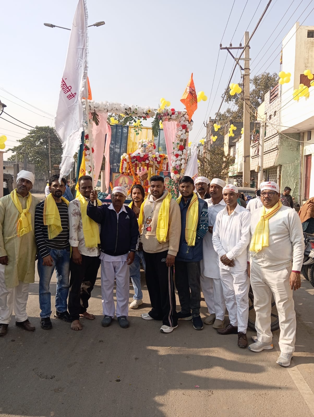 A procession was taken out from Swami Shivnarayan Guru Dham located at Dera Batti.
