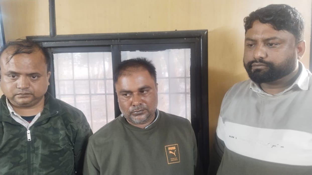 A bag full of cash was looted from Amrapali Express by a fake STF officer.