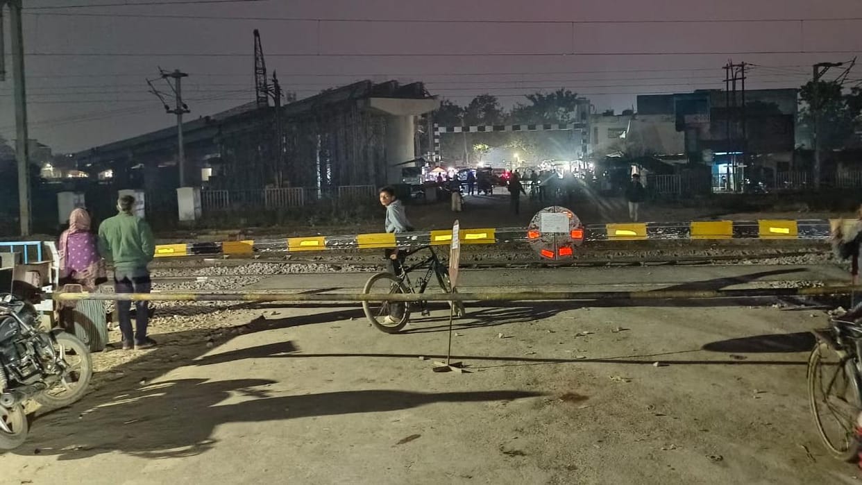 Pedestrians forced to travel a long distance to enter the city