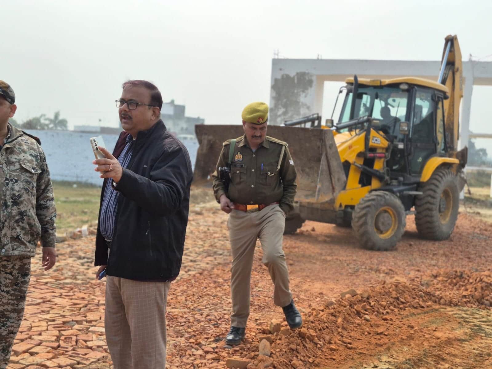 चौक कोतवाली क्षेत्र के भेदपुर गांव में अवैध प्लॉटिंग को ध्वस्त कराते एसडीए सचिव। स्रोत : एसडीए