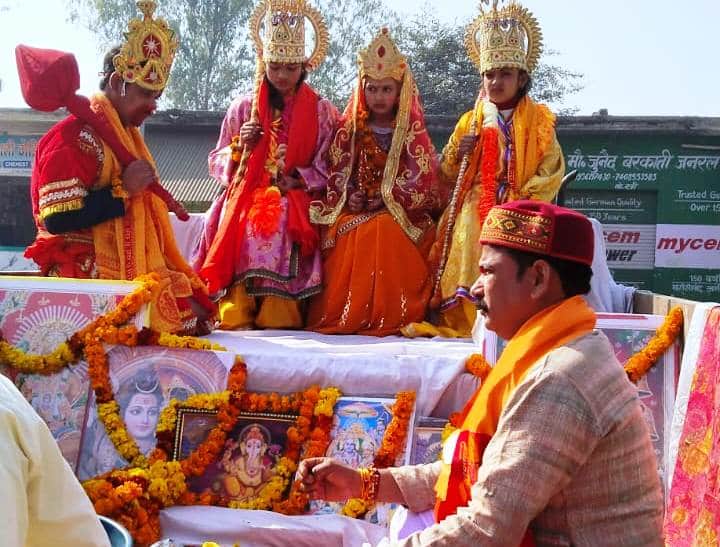 चांदपुर के नरौठा देवीदास में निकाली गई शोभायात्रा में शामिल झांकीस्रोत-आयोजक
