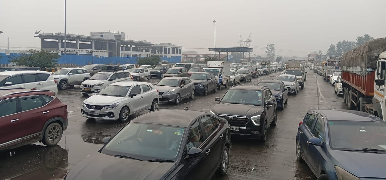 Before the holidays, the pressure of vehicles increased at the toll, causing traffic jams.