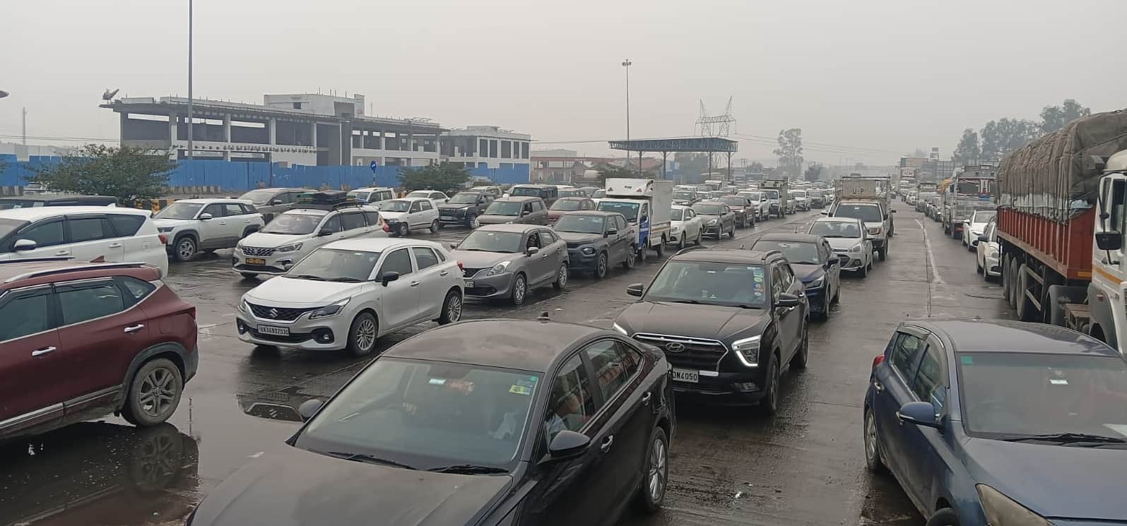 छिजारसी टोल पर बूंदबांदी के दौरान लगा जाम। संवाद