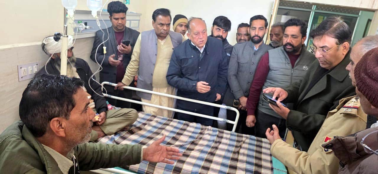 डबवाली में मार्केट कमेटी चेयरमैन सतीश जग्गा सुनवाई करते हुए। संवाद