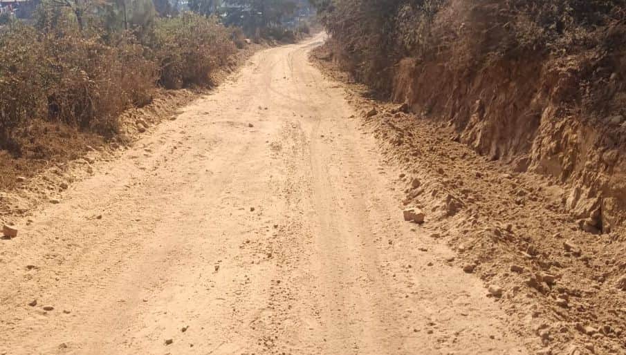 डामरीकरण के इंतजार में बदहाल पड़ा शहीद प्रकाश सिंह मोटर मार्ग। स्रोत: ग्रामीण