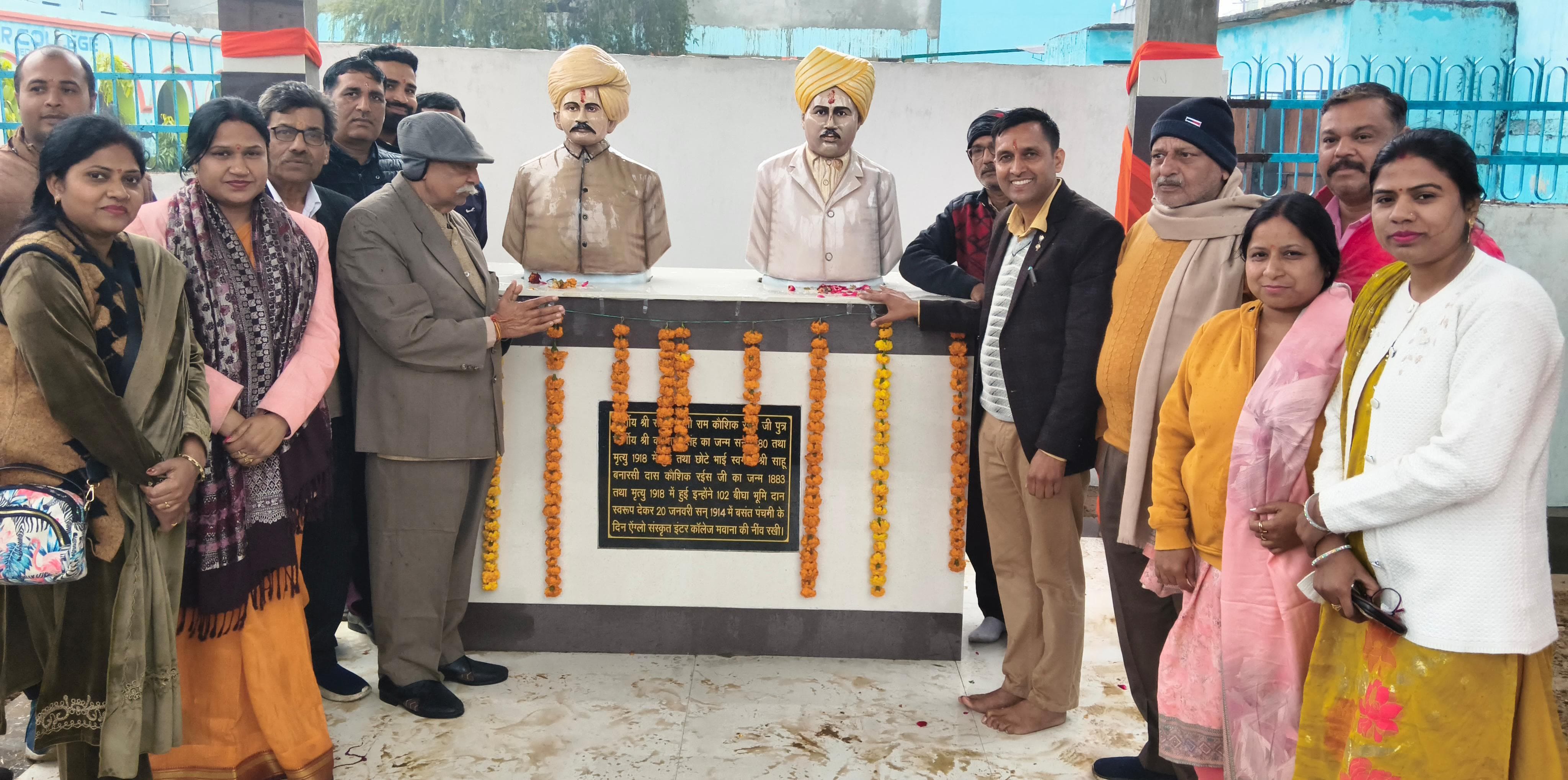 installation of the statue of the founders
