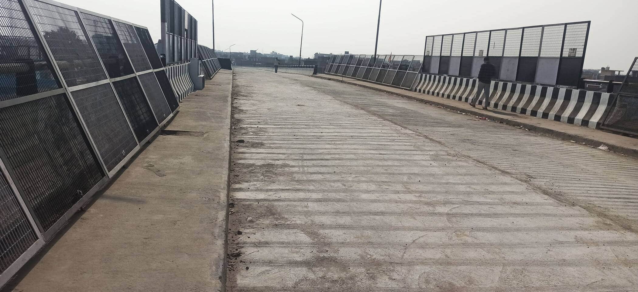 फोटेा-08-पीडब्लूडी की ओर से पुल मार्ग पर की गई आरसीसी ढलाई। संवाद