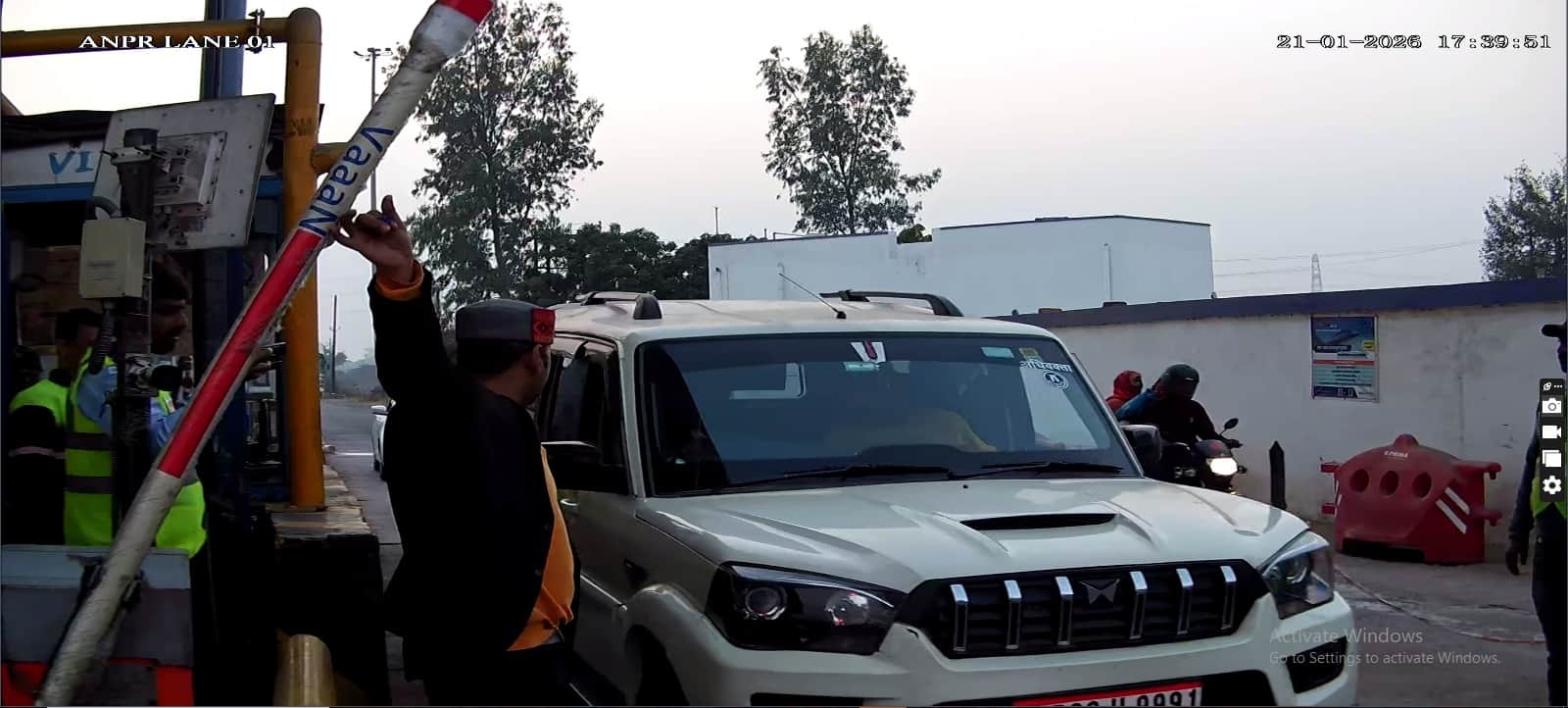 फोटो - 08 टोल से वूम हटाकर गाड़ियां निकालते लोग। सोशल मीडिया