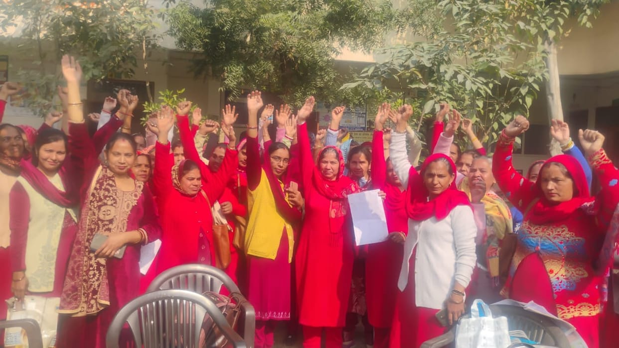 Asha workers protested against online work