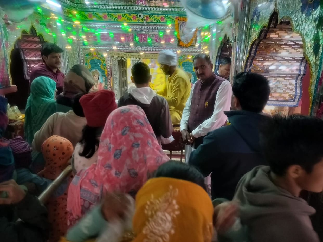 A huge crowd of devotees gathered at Jaitpur Dham.