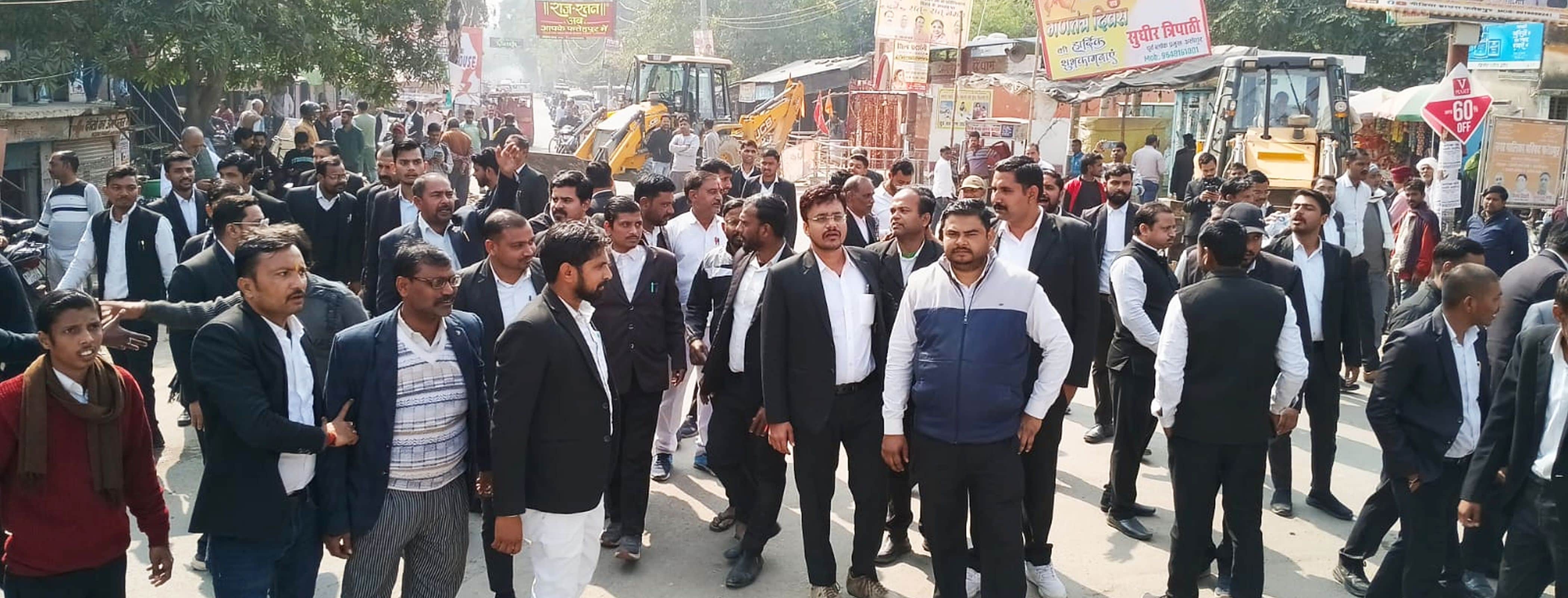 फोटो-17-पटेल नगर में जेसीबी रोकवा जाम लगाए वकील। संवाद