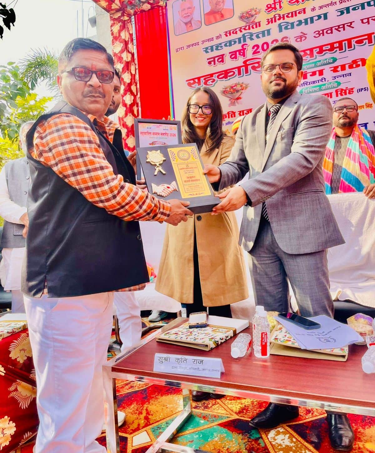 फोटो-17- समिति के सचिव ओम प्रकाश को सम्मानित करते डीएम गौरांग राठी व सीडीओ कृति राज। स्रोत: आयो