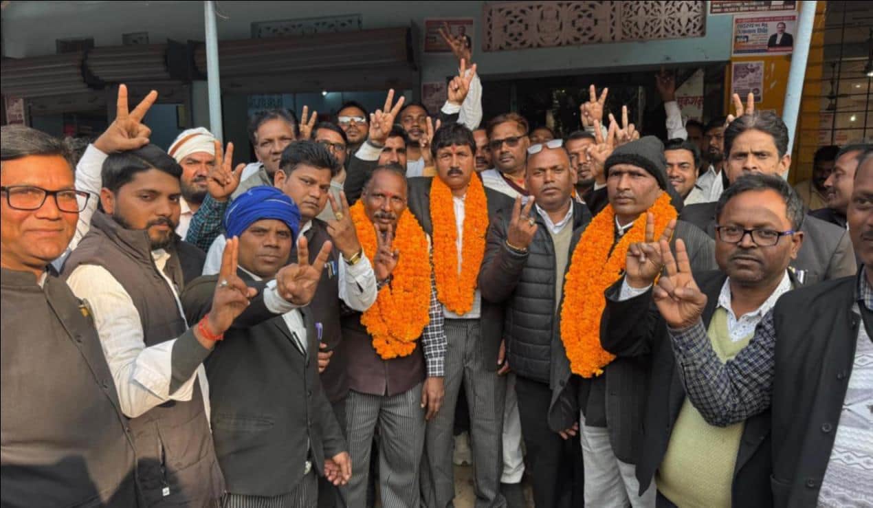 फोटो-20-केराकत बार संघ चुनाव परिणाम घोषित, सुरेश कुमार अध्यक्ष व हिरेंद्र कुमार यादव महामंत्री,