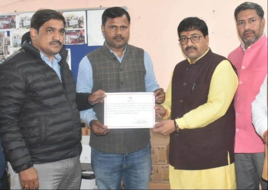 फोटो-23-सहकारी ग्राम विकास बैंक सदर के नवनिर्वाचित शाखा प्रतिनिधि संजीव त्रिवेदी को प्रमाणपत्र 