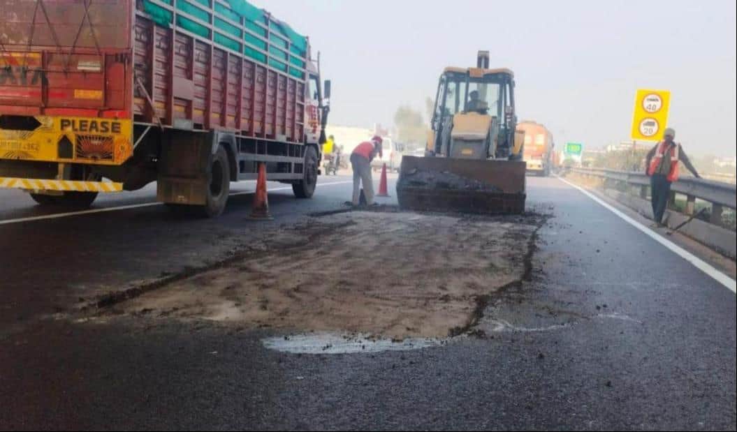 फोटो-25- हाईवे की मरम्मत में लगी जेसीबी व श्रमिक। संवाद