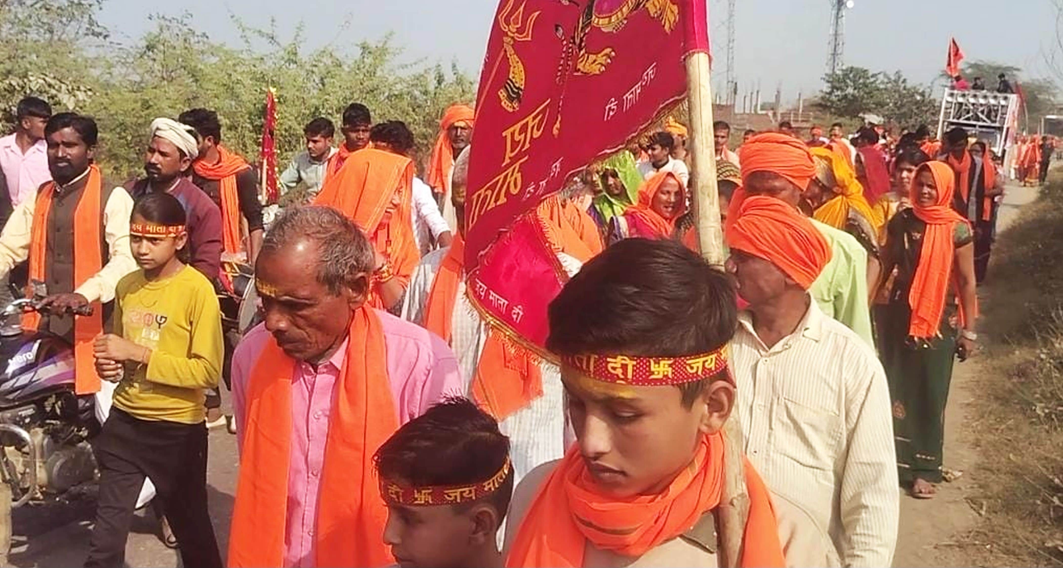 फोटो-28-जाफरगंज में शोभा यात्रा निकालते लोग।संवाद