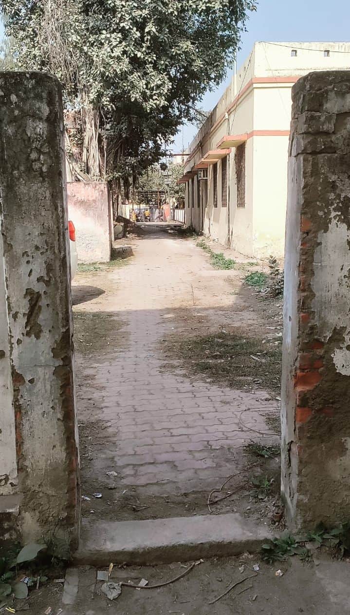 फोटो-4- पोस्टमार्टम हाउस जाने वाले रास्ते से गेट गायब। स्रोत: कर्मचारी