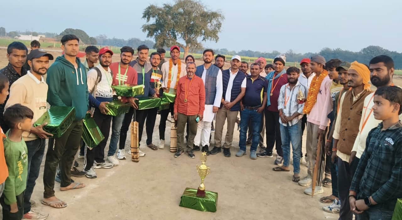 फोटो कैप्शन: प्रतियोगिता के समापन पर मौजूद खिलाड़ी व अतिथि।