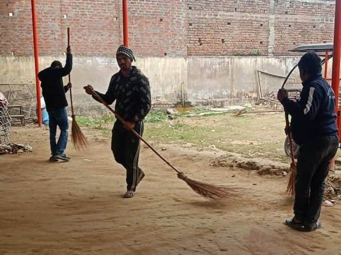 फौटो27सोरोंजी में हिन्दू सम्मेलन स्थल पर्यटक आवास गृह पर सफ़ाई कार्य करते कर्मचारी। संवाद