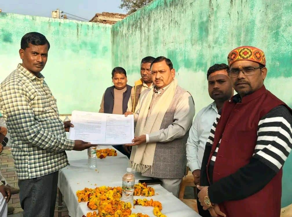 फोटो28चंदवा में युवा मतदाताओं को फॉर्म 6 वितरित करते  विधायक हरिओम वर्मा। संवाद