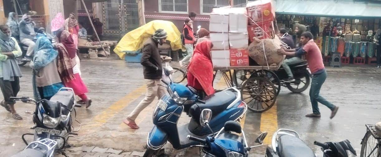 फोटो37कासगंज में बारिश के दौरान गुजरते लोग। संवाद