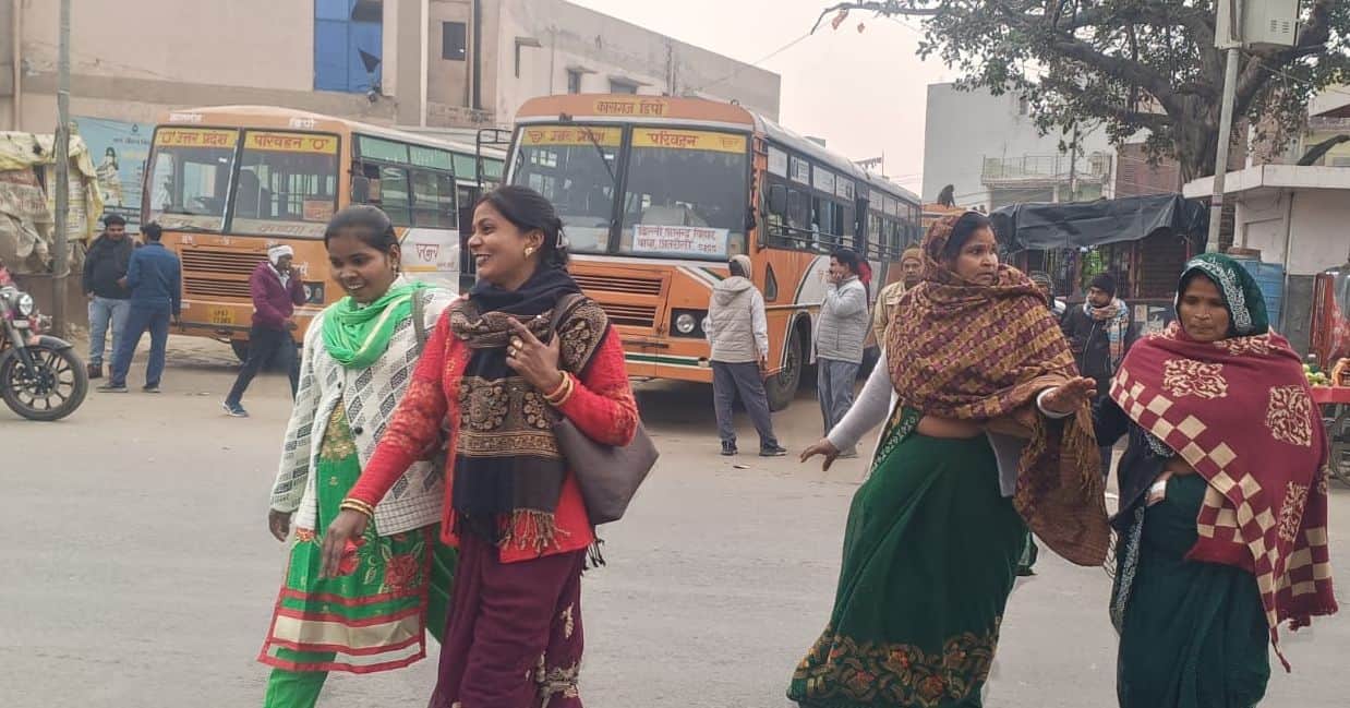 फोटो38कासगंज में बस स्टैंड पर दोपहर के समय ठंड में गुजरती महिलाएं।संवाद