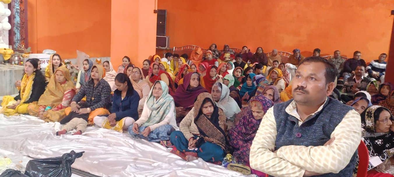 फोटो43सोरोंजी में श्रीराम कथा श्रवण करते धर्मप्रेमी। संवाद