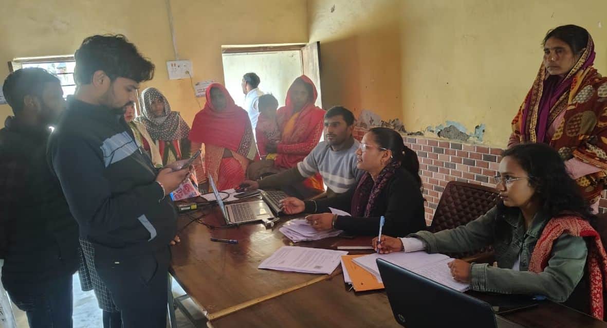 फोटो49सिढ़पुरा में एसआईआर सर्वे के नोटिस की सुनवाई करते एईआरओ। संवाद