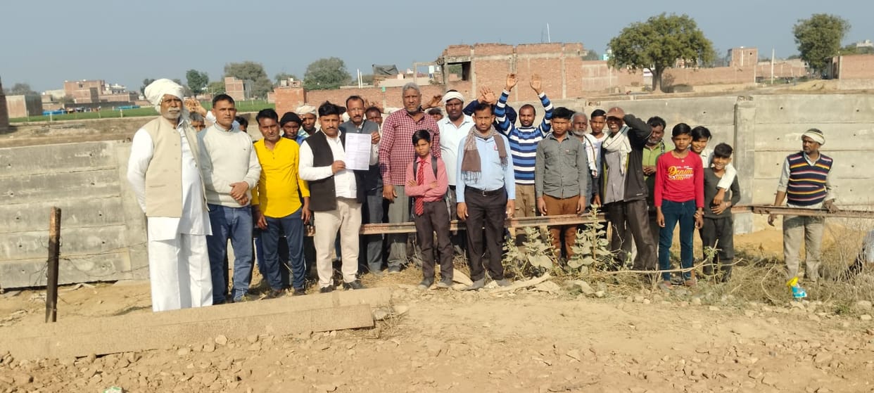 Railway wall blocked the way, traffic in many villages came to a standstill