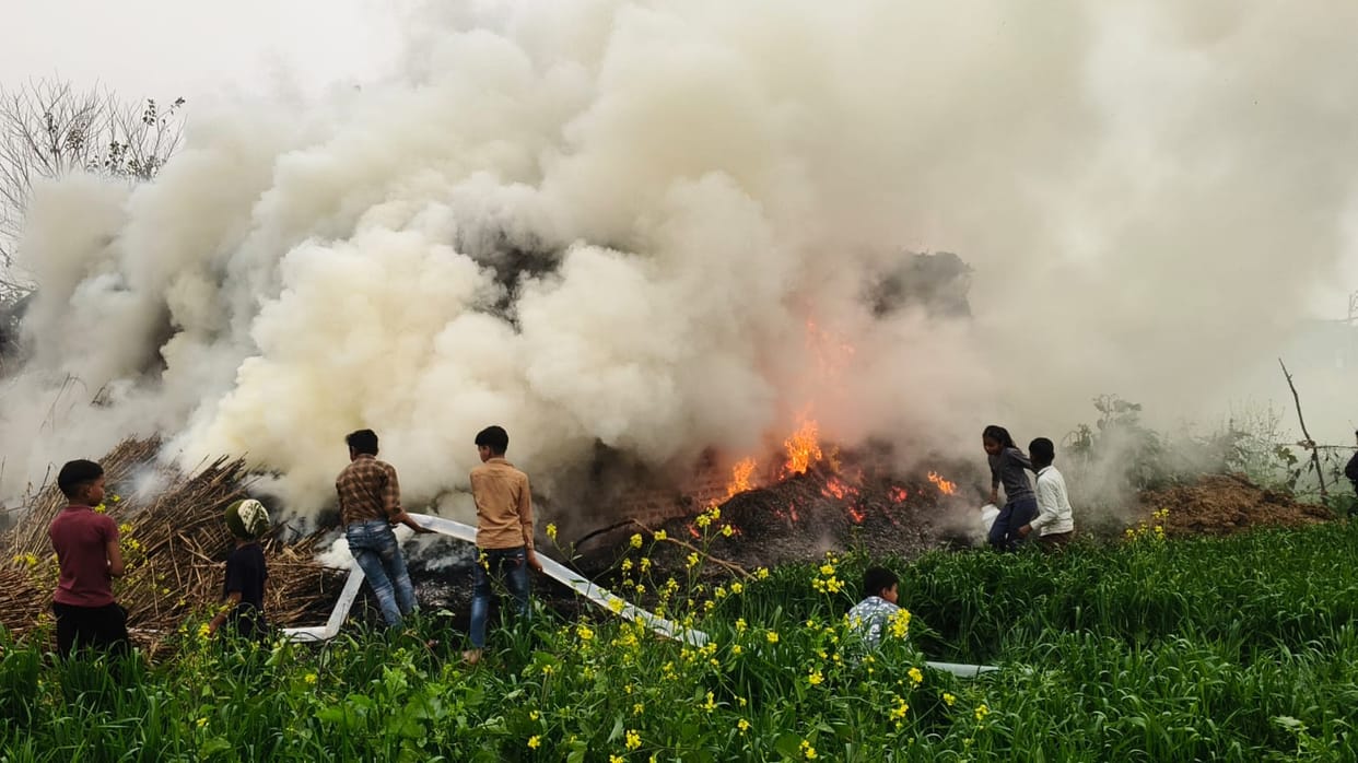 50 bundles of Karb kept in the field burnt to ashes