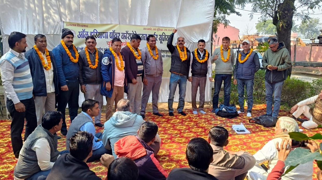 10 electricity workers were garlanded and put on hunger strike