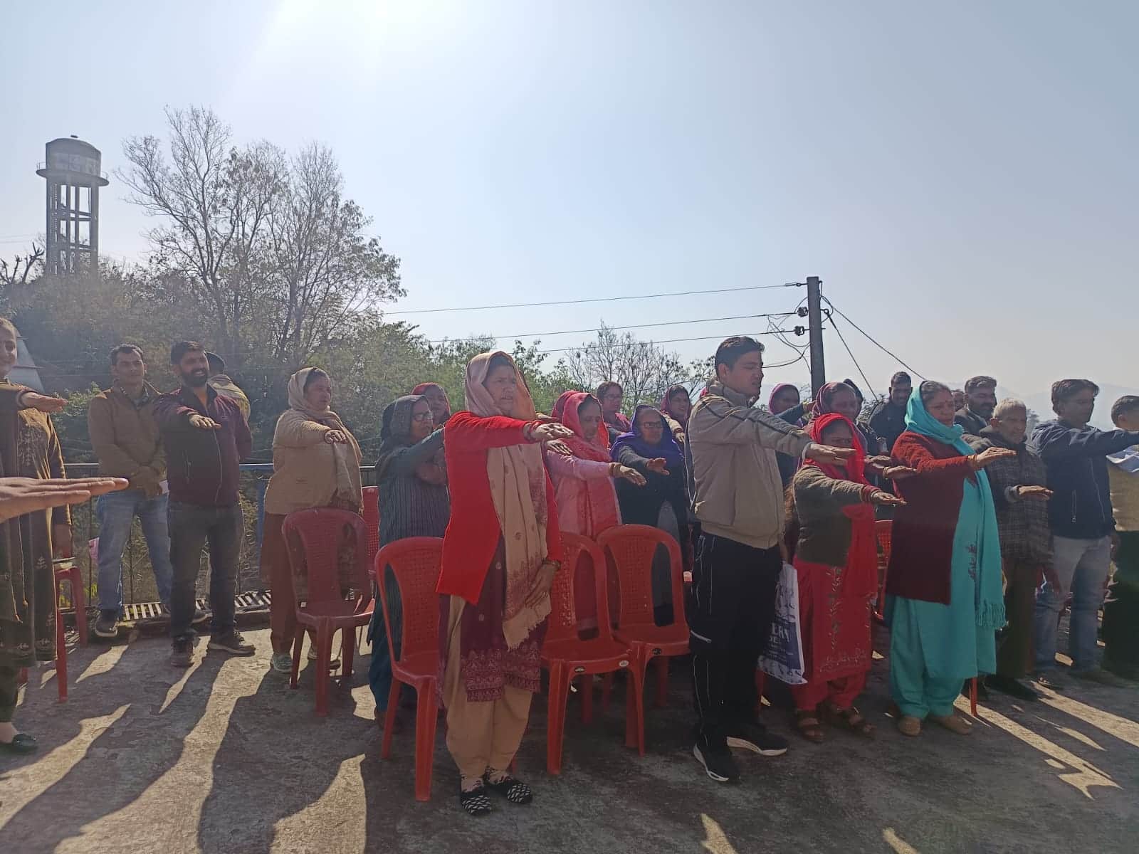 ग्राम पंचायत डेरा में ग्राम सभा के दौरान उपस्थित लोग। संवाद